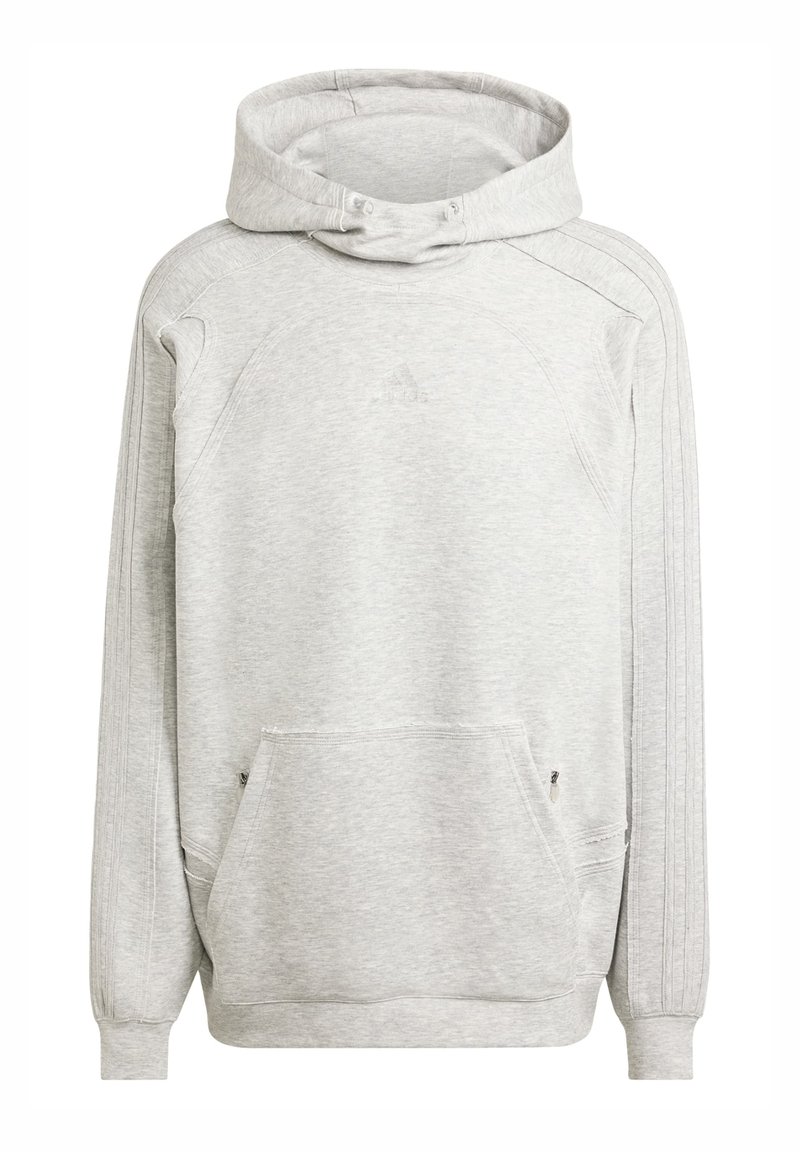 Grå hættetrøje med kængurulomme, ribstrikkede manchetter og tre stribede detaljer langs ærmerne. Blødt, tekstureret stof.