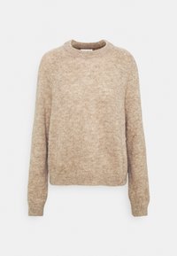 Beige gebreide trui met lange mouwen en ribbelbies aan de ronde hals, manchetten en onderkant, weergegeven op een witte achtergrond.