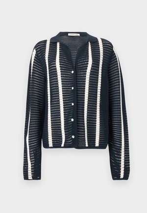 Marineblauwe gebreide cardigan met open structuur, witte verticale strepen, lange mouwen, knopen aan de voorkant en een klein boord.
