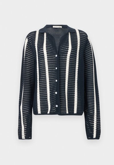 Ναυτικό μπλε ανοιχτό πλεκτό ζακέτα με λευκές κάθετες ρίγες, μακριά μανίκια, κουμπιά μπροστά και μικρό γιακά.