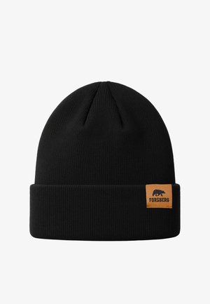 Schwarze gestrickte Mütze mit umgeschlagenem Bündchen, versehen mit einem braunen rechteckigen Aufnäher mit Bärenlogo und Schriftzug. Hergestellt aus dehnbarem, strukturiertem Stoff.