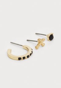 Ensemble de boucles d'oreilles en ton doré, comprenant un créole en croissant avec des pierres noires, une puce en croix texturée et une puce ronde avec une pierre noire.