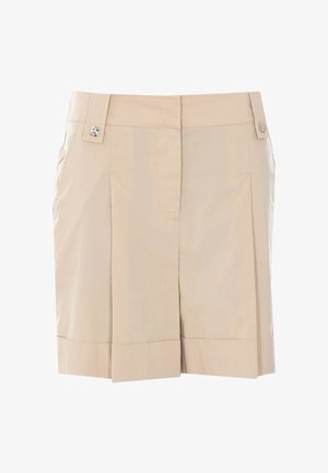 Short beige fino al ginocchio con pieghe frontali, passanti per cintura, bottoni decorativi argentati e tasche laterali.