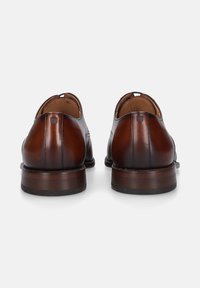 Scarpe in pelle marrone con una finitura liscia, tacco arrotondato e dettagli cuciti. Il design presenta una forma classica e una suola robusta.