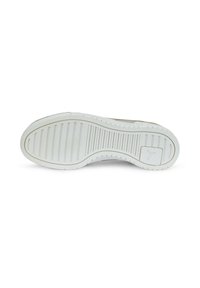 Suola di sneaker bianca con gomma testurizzata, scanalature verticali e logo distintivo. Bordo liscio e area del tallone rinforzata per maggiore durata.