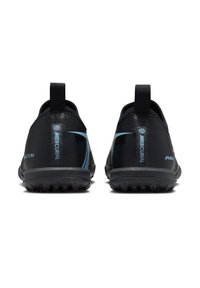 Zapatillas deportivas negras con un acabado texturizado, con acentos azules y una suela de goma diseñada para ofrecer tracción, mostrando una forma aerodinámica.