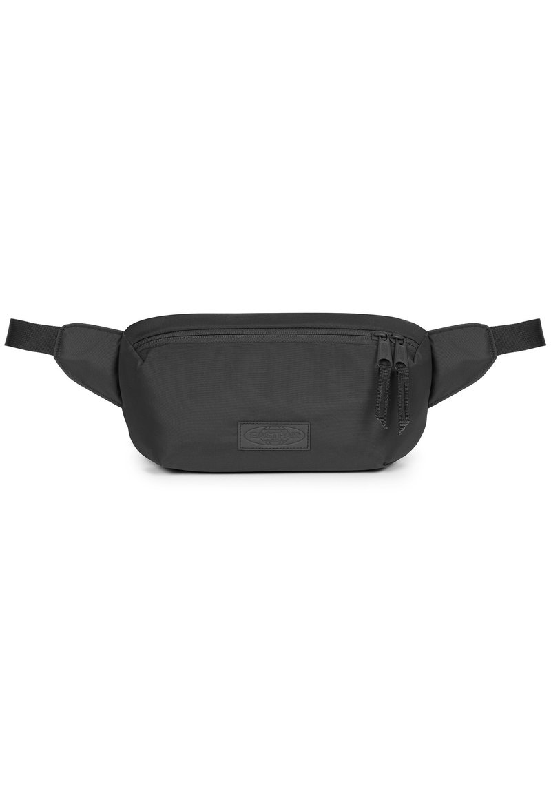 Marsupio in nylon nero con una texture liscia, chiusura con zip e due zip pull. Presenta una patch con logo sul davanti e spallacci regolabili.