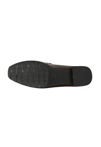 Hnědá kožená bota s hladkým svrškem a texturovanou gumovou podrážkou s mřížkovým vzorem pro lepší grip, určená pro formální nošení.