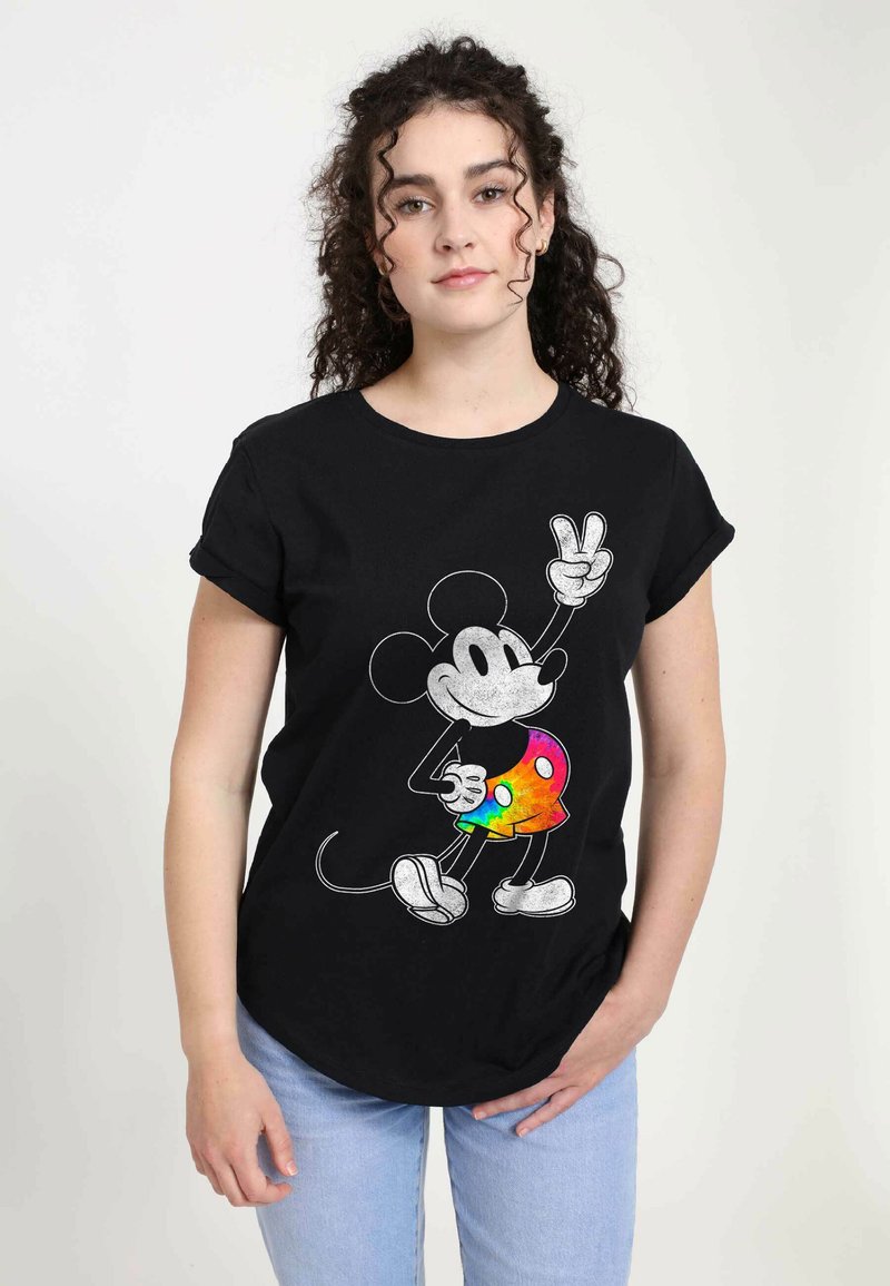 Černé bavlněné tričko s potiskem Mickey Mouse oblečeného do šortek s multibarevným duhovým vzorem a gestem znamení míru.