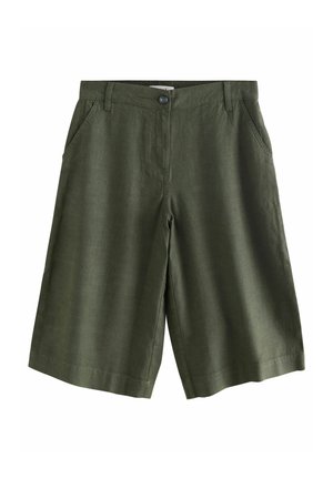 Pantaloncini verde oliva fino al ginocchio con tasche frontali, passanti per cintura e chiusura con un solo bottone in vita.