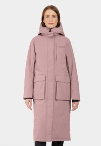 Cappotto lungo rosa con cappuccio, dotato di zip frontale, due ampie tasche anteriori e una texture liscia. Logo del marchio visibile sul petto.