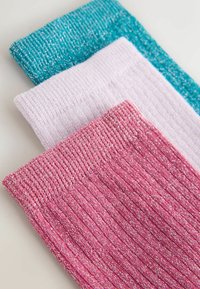 Trzy teksturowane, żeberkowane ocieplacze na nogi w kolorach teal, jasnoróżowym i jaskraworóżowym, z metalicznymi włóknami wplecionymi w materiał dla dodatkowego blasku.