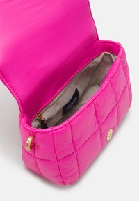 JOOP! Jeans ORDINE CUCITURA LUZI SHOULDERBAG  - Torba čez telo - pink