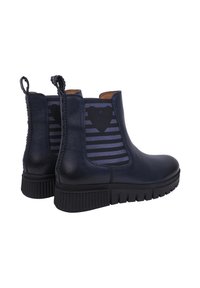 Navyblaue Lederstiefeletten mit elastischen Seiteneinsätzen, die ein gestreiftes Muster und ein Bären-Silhouette aufweisen, verziert mit einer strukturierten Plateausohle.