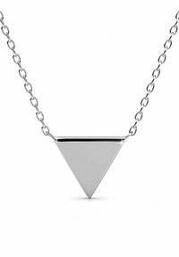 Collana in tono argento con ciondolo triangolare, superficie liscia e catena con anelli rotondi, che offre un design minimalista.