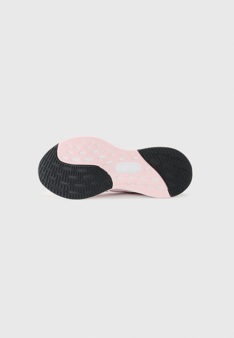Suola di scarpa da corsa con una combinazione di colori rosa e nera. Presenta una gomma testurizzata per la trazione e una intersuola imbottita e di supporto.
