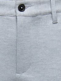 Pantalon en tissu gris clair avec bouton noir, passants de ceinture et coutures visibles près de la taille et de la braguette.