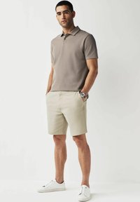 Next - REGULAR FIT - Shorts - bone natural Thumbnail-Bild 1