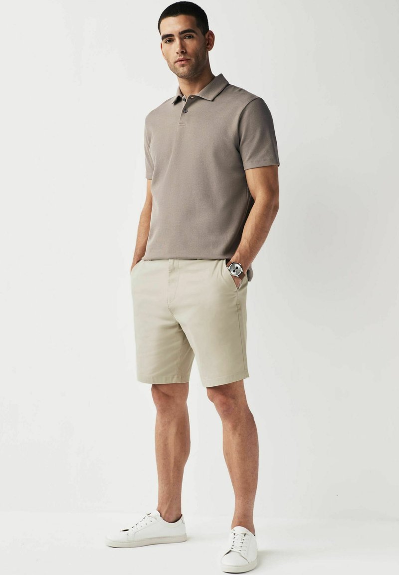 Next - STRAIGHT FIT STRETCH CHINO - Shorts - bone natural, Ingrandire