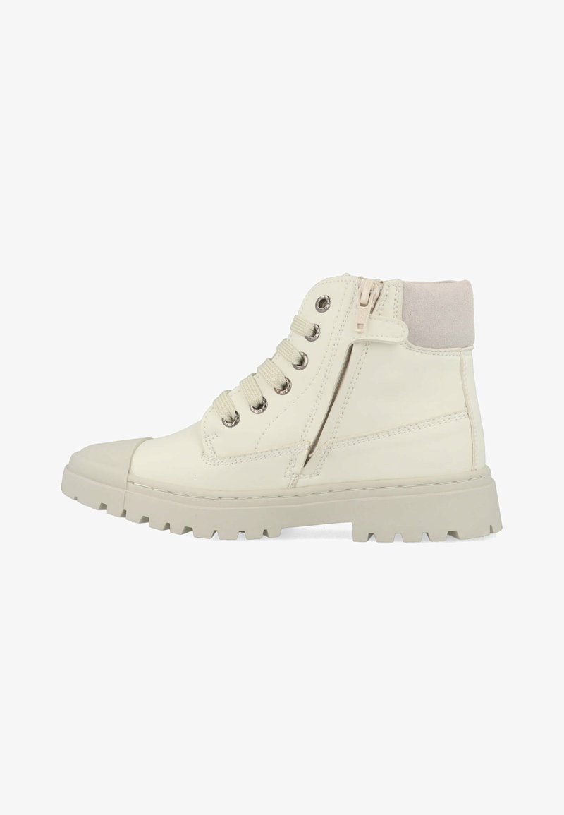 Crème-kleurige enkelboot met een bovenwerk van synthetisch leer, rubberen zool, veters aan de voorkant, zijrits en een gestructureerde lichtgrijze kraag.