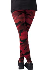Røde og sorte camo leggings med en glat tekstur, slank passform og h�øj elastisk talje, kombinert med sorte treningssko.