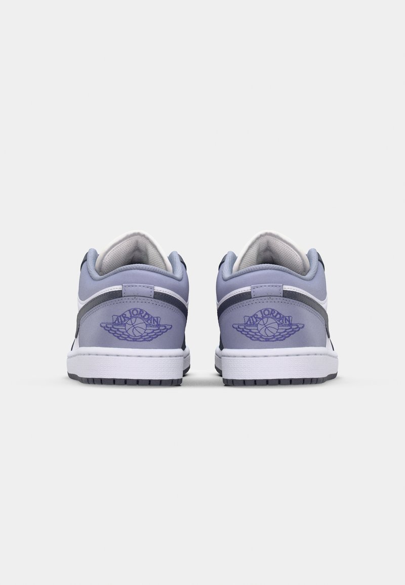 Sneaker viola e grigia con accenti bianchi, materiali in pelle liscia e tessuto, colletto imbottito e logo in rilievo sul tallone. Suola in gomma piatta.