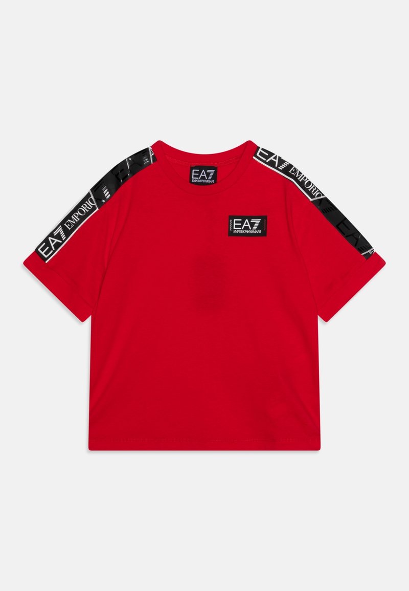 Camiseta roja de manga corta con parches del logo EA7 Emporio Armani en negro y blanco en el pecho y los hombros.