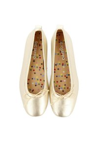 Bailarinas doradas con puntera redondeada, acabado metálico suave y un detalle de lazo en la parte delantera. La plantilla presenta un colorido patrón de estrellas.