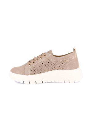 Sneaker beige con lacci, lati traforati, occhielli dorati, suola spessa bianca scanalata e linguetta sul tallone.