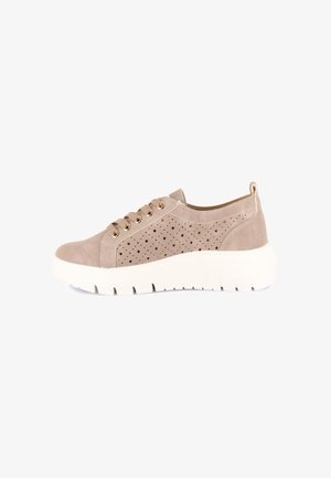 Sneaker beige con lacci, lati traforati, occhielli dorati, suola spessa bianca scanalata e linguetta sul tallone.