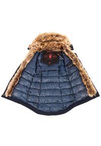 Mit Fleece gefütterte marineblaue Jacke mit Kapuze aus Kunstfell, gestepptem Design, schwarzem Innenetikett und Druckknöpfen entlang der Vorderseite.