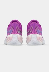 Rozā un violetas skriešanas kurpes ar baltām zolēm, skatītas no aizmugures, ar Puma logotipu un pakāpeniskām krāsu detaļām.