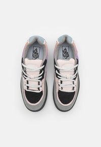 Vans sneakers med en blandning av material i rosa, grå, svart och lavendel; runda skosnören, vadderad krage och logotyp på tungan.