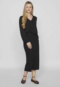 VILA MIT V-AUSSCHNITT - Långärmad tröja - black beauty