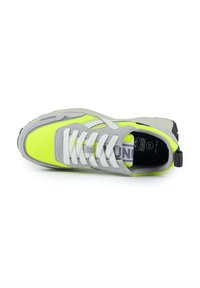 Baskets grises et jaune néon avec une tige en maille, des détails en daim, des lacets blancs et une semelle texturée ; présente un logo à l'intérieur de la languette.