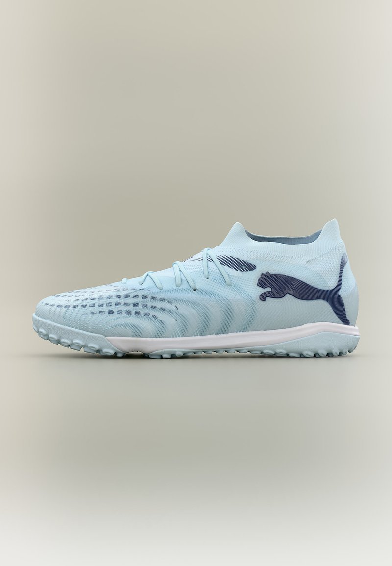 Crampon de football Puma bleu clair avec dessus texturé, fermeture à lacets et col de cheville haut sur fond neutre.