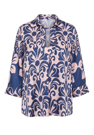 Lichtroze blouse met donkerblauwe bloemen- en krulpatronen, driekwart mouwen, brede manchetten en een V-hals met een kleine kraag.