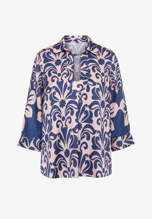 Blouse rose clair avec des motifs floraux et tourbillonnants bleu foncé, manches trois-quarts, poignets larges et col en V avec un petit col.