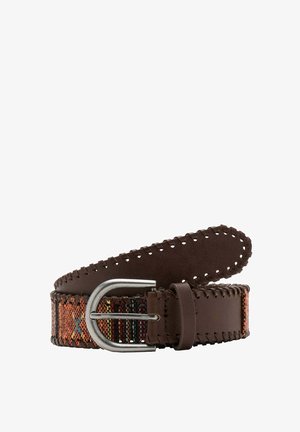 Ceinture en cuir marron avec centre en tissu tissé coloré et bords cousus, avec une boucle en métal argenté.