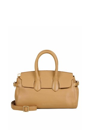 Hellbraune Lederhandtasche mit zwei Griffen, einer Frontklappe und einem verstellbaren Schulterriemen, die vor einem weißen Hintergrund liegt.