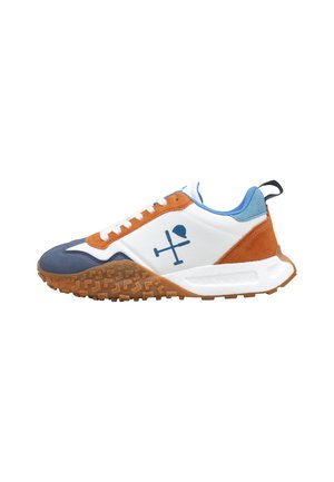 Zapatilla blanca con acentos en naranja, azul y marrón, suela de goma, diseño con cordones y un logo de mazo de polo cruzado y casco en el lateral.