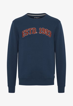 Granatowy sweter z ribbowanymi mankietami i dołem, z czerwonym haftowanym napisem "ESTD. 1993" na klatce piersiowej. Gładki, teksturowany materiał.