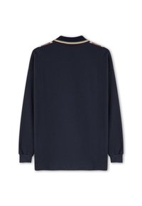 Polo de manga larga azul marino con cuello. Presenta rayas multicolores en los hombros. Tejido suave y corte relajado.