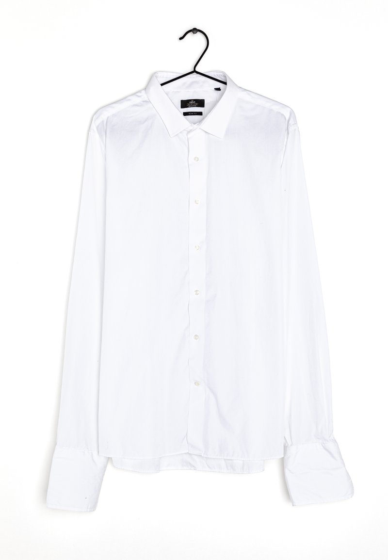 Camisa blanca de manga larga, abotonada, hecha de tejido liso, con un cuello clásico, botones en el frente y puños anchos. Cuelga de un gancho negro.