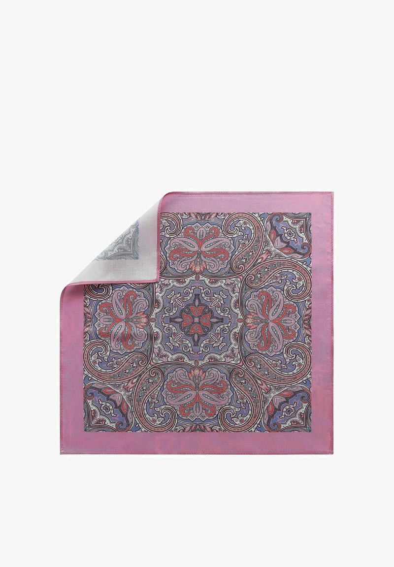 Vierkante roze sjaal met ingewikkelde paisley- en bloemmotieven in rood, paars en grijs, één hoek omgevouwen om de achterkant te tonen.