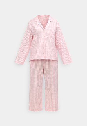 Pyjama à carreaux vichy rose avec manches longues, boutonnage sur le devant et une poche sur la chemise ; pantalon ample avec taille élastique.