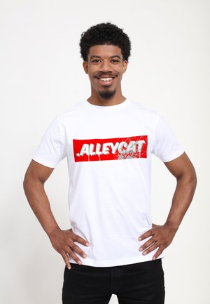 Bílá bavlněná tričko s červeným obdélníkovým potiskem s textem "ALLEYCAT" v tučném písmu ve stylu graffiti. Krátké rukávy, kulatý výstřih.