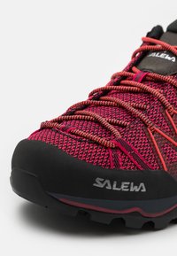 Salewa MOUNTAIN TRAINER LITE - Sapatos de caminhada - virtual pink/fluo coral