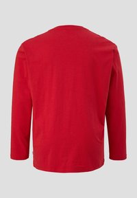 Rotes Langarm-T-Shirt aus weicher Baumwolle. Rundhalsausschnitt mit glatter Textur und lockerer Passform, ohne sichtbare Muster oder Akzente.