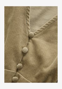 Ausgewählt, khaki green